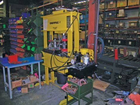 VM43L, Установленный на насосе Клапан управления направлением, Ручной, 4-ходовой, 3-позиционный, Тандемный центр, Блокировка